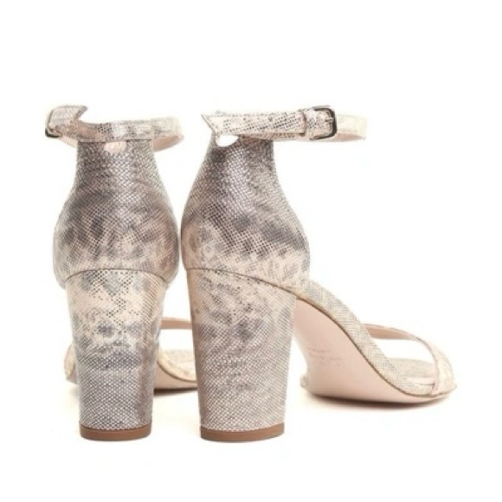 STUART WEITZMAN • Nearlynude Textured-Lamé Sandals In Oro - Picture 14 of 15